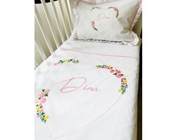 Gepersonaliseerd dekbedovertrek met een bloemrijk hart en de naam/dedicatie van de baby geborduurd /Personalized duvet cover with a flowery heart and baby's name/ dedication embroidered- children's bed 100 x 150 cm