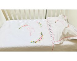 Gepersonaliseerd dekbedovertrek met een bloemrijk hart en de naam/dedicatie van de baby geborduurd./Personalized duvet cover with a flowery heart and baby's name/ dedication embroidered- Junior bed- children's bed 110 x 160 cm