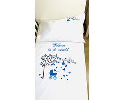 Gepersonaliseerd geborduurd set voor baby(laken112x144cm+kussensloop35x50cm)met een blauwe ooievaar die een baby vasthoudt en een opdracht/Personalized Embroidered set (sheet 112x144 cm+ pillowcase35x50cm)with a blue stork holding a baby&dedication