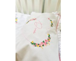 Gepersonaliseerd kussensloop met een bloemrijk hart en de naam/dedicatie van de baby geborduurd - kinderbed/Personalized pillowcase with a flowery heart and baby's name/ dedication embroidered- children's bed-junior bed 35x50 cm