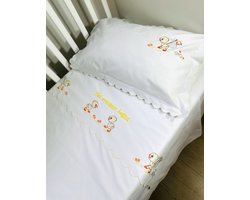 Gepersonaliseerde geborduurde kussensloop voor kinderen met een klein kuikentje en een korte toewijding/Personalized Embroidered pillowcase for children with a little chick and a short dedication 35 x 50 cm