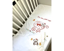 Gepersonaliseerde geborduurde satijnen set voor baby(dekbedovertrek100x150cm+kussensloop35x50cm)met een rode kinderwagen en een toewijding/Personalized Embroidered Satin set(Duvet cover100x150cm+pillowcase35x50cm)with a red stroller and dedication