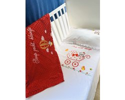 Gepersonaliseerde geborduurde set voor baby (laken 112x144 cm + kussensloop 35x50 cm) met een rode kinderwagen en een toewijding/Personalized Embroidered set for baby (sheet 112x144 cm + pillowcase 35x50cm) with a red stroller and a dedication