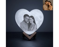 Gepersonaliseerde Valentijn Cadeau – 3d Hart Maanlamp met Eigen Foto en Tekst - 15cm - 3 Kleuren met afstandsbediening - Inclusief houten standaard - Rouw Geschenk - Aandenken - Moonlight - Moederdag - Vaderdag - Tafellamp