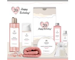 Geschenkset “20 Jaar, Happy Birthday!” - 7 producten - 850 gram | Luxe Cadeaubox voor haar - Wellness Pakket Vrouw - Giftset Vriendin - Cadeaupakket Twintig Verjaardag - Gefeliciteerd Cadeau - Sweet Twenty Party - Gift Set Body crème - Hartje Roze