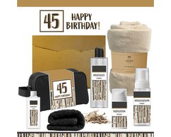 Geschenkset “45 Happy Birthday!” - 7 producten - 1390 gram | Giftset voor hem Vader Papa Vijfenveertig jaar Cadeau Luxe Wellness Pakket Man Speciaal Cadeaupakket Doos Handdoeken Fleecedeken Geschenk Cadeaudoos Verjaardag Vriend Gift Douche Beige Goud