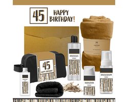 Geschenkset “45 Happy Birthday!” - 7 producten - 1390 gram | Giftset voor hem Vader Papa Vijfenveertig jaar Cadeau Luxe Wellness Pakket Man Speciaal Cadeaupakket Doos Handdoeken Fleecedeken Geschenk Cadeaudoos Verjaardag Vriend Gift Set Douche Goud
