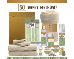 Geschenkset “50 Happy Birthday!” - 12 producten - 1910 gram | Giftset voor haar hem Vijftig jaar Cadeau Luxe Wellness Pakket Vrouw Man Speciaal Cadeaupakket Geschenk Douche Verjaardag Sarah Feestje Gift Set Handdoeken Fleecedeken Groen Beige Goud