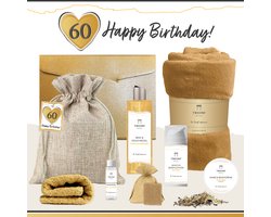 Geschenkset “60 Happy Birthday!” - 8 producten - 1210 gram | Cadeau voor haar Zestig jaar - Cadeaupakket Feestje Wellness Pakket Douchegel Giftset Deluxe Fleece deken Handdoeken Verjaardag Gefeliciteerd Sixty Gift Set Okergeel Goud