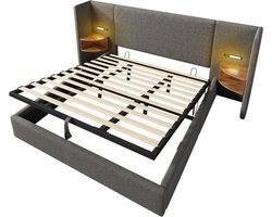 Gestoffeerd tweepersoonsbed van 180x200 mm met nachtkastje, leeslampje en USB Type-C-oplaadfunctie. Het bedframe heeft opbergruimte en het bedframe is gemaakt van massief hout en metaal. Grijze linnen stof (matras niet inbegrepen).