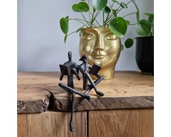 Gilde Handwerk -Beeld - Sculptuur - Lezend Stel - Boekenwurmen - Metaal - Plankbeeld - 11x15x20cm