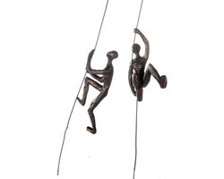 Gilde handwerk - Wanddecoratie - Sculptuur klimmende figuren- polyresin- muurdecoratie beeldje hoogte 19 cm