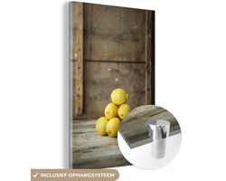 ® Glasschilderij 40x60 cm - Schilderij acrylglas - Stapel van gele citroenen voor een rustieke kist - Foto op glas - Muurdecoratie woonkamer - Wanddecoratie slaapkamer - Schilderijen