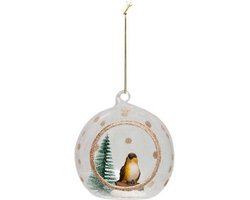 Glazen bal Ø11.5cm met goudkleurige glitteraccenten met binnenin wintertafereel met vogel op tak in de sneeuw met spar - om op te hangen in de kerstboom of als winterdecoratie