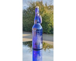 Glazen karaf met gravering - Ascension Alchemy - blauwe fles - 1 liter karaf - graveren - uniek cadeau - symbool - blauw glas - zandstralen - verjaardagscadeau