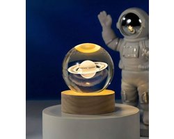 Glazen Kristallen Bol - Saturnus - Warm Licht - 3D LED Lamp - Bureaulamp - Nachtlampje - Creative Lamp - Astronomie & Astrologie