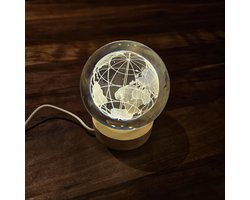 Glazen Wereldbol 10 cm | 3D Gegraveerd Kristal | Houten Voet met LED licht | Met Giftbox | Luxe Cadeau | Laser Gegraveerde Wereldkaart | Sfeerverlichting