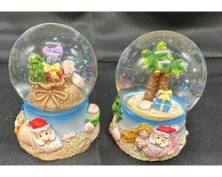 Glitterbollen met tropische Kerstman - Set van 2 stuks - Meerkleurig - Hoogte 7 x dia 6 x 5 cm - Polyresin + Glazen bol - Kerstdecoratie - Kerstversiering - Woonaccessoires
