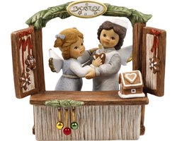 Goebel - Nina & Marco | Decoratief beeld Engel Gezelligheid in de bakkerij | Porselein - 15cm - Limited Edition