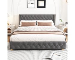 Goedkoop - Fluwelen bed - Comfortabel - Houten poten - Duurzaam 180x200cm grijs fluwelen bed met knoopnagels, houten poten, lattenbodem en gestoffeerd hoofdeinde.
