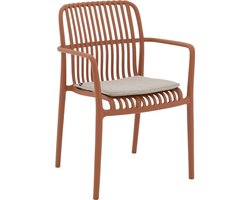 Goossens Tuinstoel Jelke - Kunststof - oranje - 57 x 83 x 54 cm - Tuinstoel met armleuning - inclusief kussen - Stapelbaar