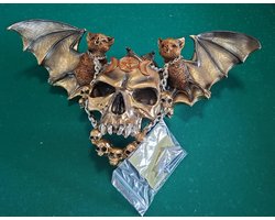 Gothic Schedel Wanddecoratie met Vleermuizen - 38 cm Breed - Brons & Goud Polystone Muurbeeld - Pentagram & Triomf van de Maan - Halloween, Wicca & Fantasy Decoratie