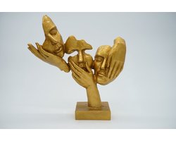 Goudkleurig Decoratief Beeld Drie Gezichten – Abstracte Beeldsculptuur 29x32x8 cm – Moderne Kunst Sculptuur met Handen Design – Luxe Woondecoratie / Ornament – Statement Piece voor Woonkamer, Hal, Dressoir, Sidetable, Kantoor & Hotel Chique Interieur