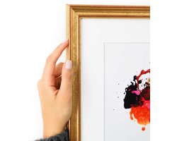 Goudkleurige smalle kader met rode schijn met witte passe partout. (Handgemaakt) Fotoformaat 20x30 | Kaderformaat 30x40