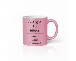 Grappige “Allergic to Idiots – Keep Your Distance” Roze Mok – Sarcastisch Humor Cadeau – 330 ml Keramische Koffiemok
