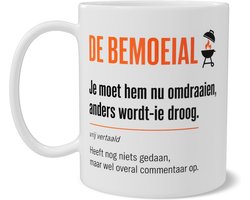 Grappige BBQ Mok - De Bemoeial - Je moet hem nu omdraaien anders wordt ie droog - Humor Cadeau voor Mannen en Vrouwen - Koffiebeker Thuiswerkplek - Koffiemok met Dubbelzijdige Print