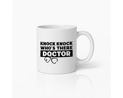 Grappige Dokter Knock Knock Mok | Medische Grappen Koffiebeker | Humoristisch Cadeau voor Artsen & Zorgmedewerkers | 330ml Keramische Mok