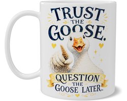 Grappige Gans Koffiemok - Trust The Goose Question Later Spreuk - Humor Beker met Tekst en Gans - Keramische Cadeau Mok voor Collega - Dubbelzijdig Bedrukt