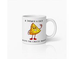 Grappige Hygiëne Mok 330ml – Een Douche per Dag Houdt de Kaas Weg – Luchtig Cadeau voor Vrienden, Huisgenoten of Collega’s