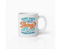 Grappige Kantoor Mok – “Sommige Dagen Is Het Beste Aan Mijn Baan Dat De Stoel Draait” – 330ml Koffiebeker voor Werkplezier & Collega’s