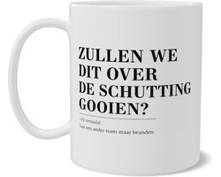 Grappige Kantoor Mok - ZULLEN WE DIT OVER DE SCHUTTING GOOIEN? - Kantoor Humor Koffiemok - Cadeau voor Collega - Koffiebeker Dubbelzijdige Print - Wit
