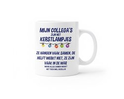 Grappige Kantoor Tekst Mok “Mijn Collega’s Zijn Net Kerstlampjes” – Werk Humor Koffiemok – Perfect Cadeau voor Collega’s – 330 ml