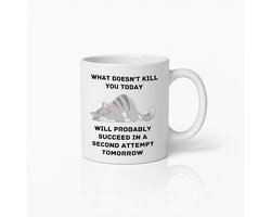 Grappige Kat Beker – “Wat Je Vandaag Niet Doodt” Quote – Humoristische Koffiemok voor Werk & Thuis