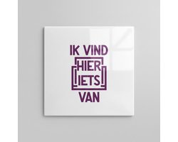 Grappige Keramische Tegel met Tekst “Ik Vind Hier Iets Van” – Decoratieve Wandtegel – 15 x 15 cm