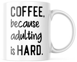 Grappige Koffiemok 'Coffee Because Adulting is Hard', Sarcastische Kantoormok, Cadeau voor Collega, Volwassen Humor Theekop 330ml