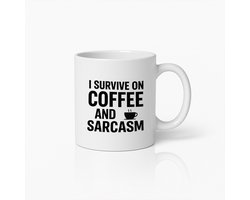 Grappige Koffiemok met "Ik Overleef op Koffie en Sarcasme" Tekst – Humoristisch Cadeau voor Vrienden & Collega’s