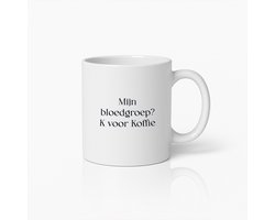 Grappige Koffiemok met Tekst ‘Mijn Bloedgroep? K voor Koffie’ – Uniek Cadeau voor Koffieliefhebbers