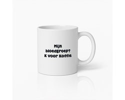 Grappige Koffiemok – “Mijn Bloedgroep? K voor Koffie” – Humoristisch Cadeau voor Koffieliefhebbers