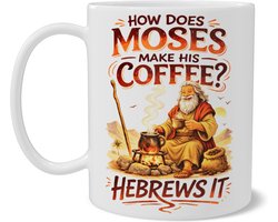 Grappige Koffiemok Mozes - How Does Moses Make His Coffee Hebrews It - Christelijke Humor Beker - Bedrukt aan Beide Kanten
