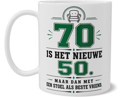 Grappige Mok - 70 is het nieuwe 50 (Maar dan met een stoel als beste vriend) - Verjaardagscadeau 70 Jaar Man en Vrouw - Koffiebeker met Humor - Dubbelzijdig Bedrukt