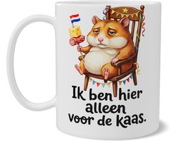 Grappige mok met hamster en tekst Ik ben hier alleen voor de kaas - Schattig knaagdier op stoel met kaasblokje en worst - Humoristische koffiemok als cadeau voor kaasliefhebber - Theebeker voor kantoor, verjaardag of collega