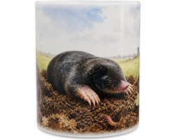 Grappige mok met illustratie van een mol kruipend uit een molshoop in een bloeiend weiland, sfeervolle en unieke aquarel natuurprint als cadeau voor tuinliefhebbers