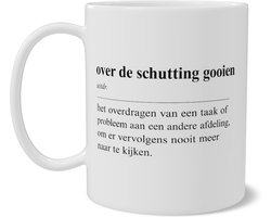 Grappige Mok met Kantoorjargon - Definitie van over de schutting gooien - Grappig Kantoor Cadeau voor Collega - Woordenboek Stijl Koffiebeker - Kantoor Humor Mok - Dubbelzijdig Bedrukt - Ideaal Afscheidscadeau of Verjaardagscadeau