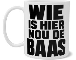 Grappige Mok Wie Is Hier Nou De Baas - Koffiemok met Zwarte Tekst - Strakke Theemok voor op het Bureau of Thuiswerkplek - Cadeau voor Collega Manager of Baas of vader, moeder - Dubbelzijdig Bedrukt
