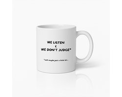 Grappige Quote Koffiemok – Wij Luisteren & Oordelen Niet (Nou ja, Een Beetje) – Sarcastisch Cadeau voor Vrienden of Collega’s