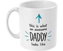 Grappige Vaderdag Mok 330 ml – This Is What An Awesome Daddy Looks Like – Vader Cadeau voor Papa – Witte Koffiemok met Tekst